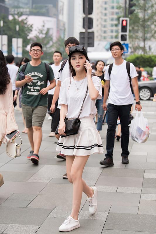 街拍：平常生活中的美女们，也能如此养眼！