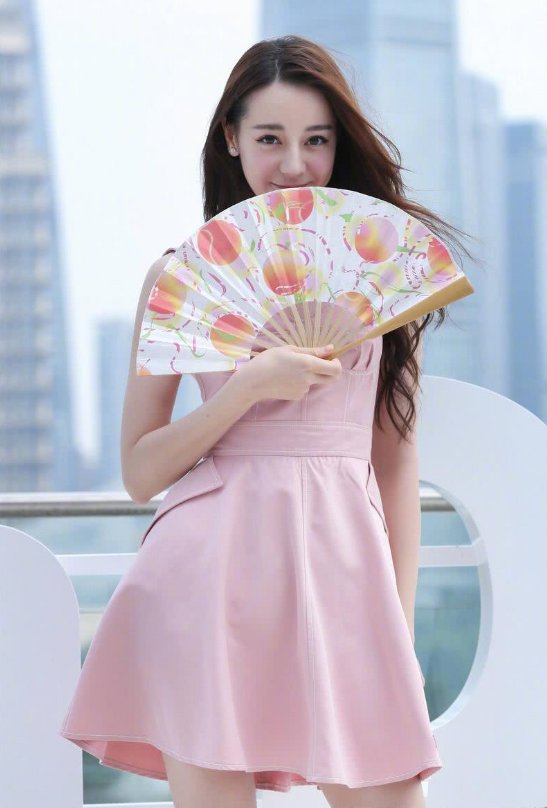 迪丽热巴的脚和地面都快垂成一条直线了，网友:这怎么走路?