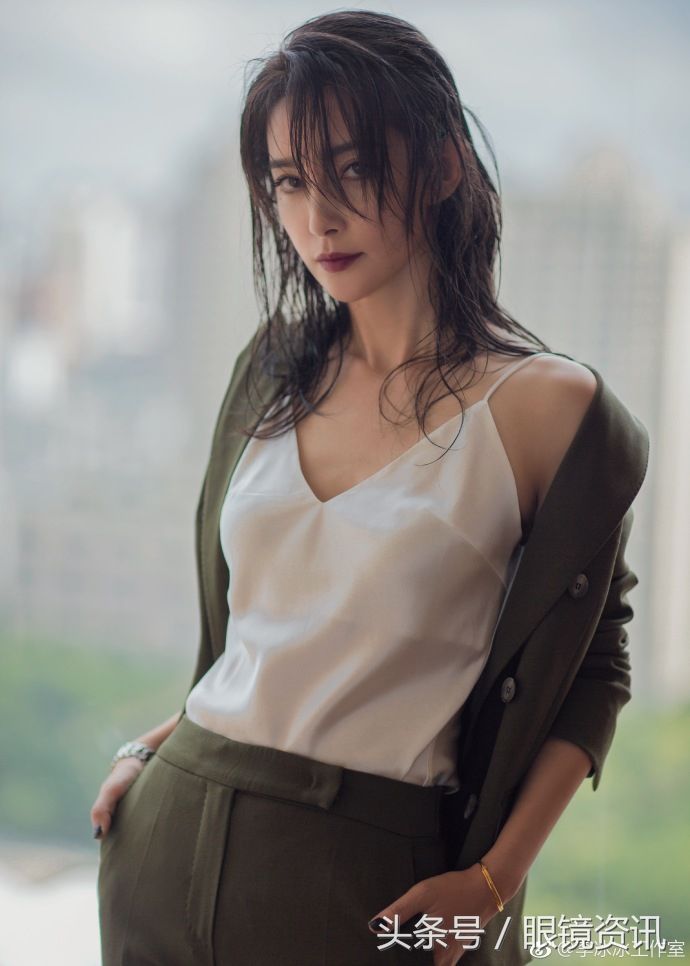 李冰冰大玩湿发诱惑红唇妩媚，吊带上衣尽显玲珑曲线