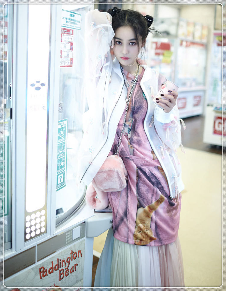 张馨予穿衬衫故意解开一个扣真撩人，可下半身穿得却让人看不懂！