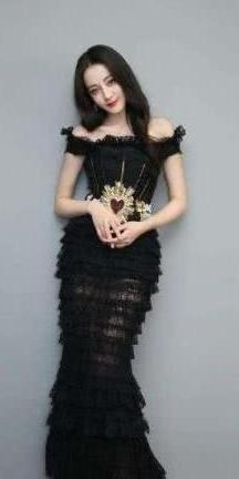 热巴与比她小五岁的关晓彤同穿露肩装，一个是女神，另一个则沦为