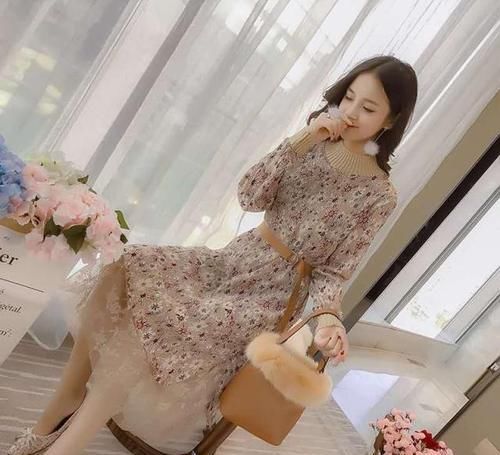  #小姐姐#优雅中带着自信，小姐姐大长腿迷倒众人，连衣裙穿出不一样的魅力
