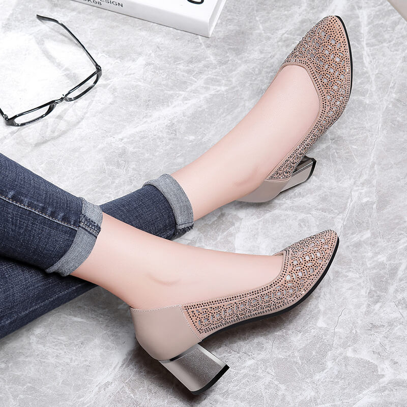 若你个子不高，少穿平底鞋!粗跟单鞋新上市，时髦高挑女人味十足