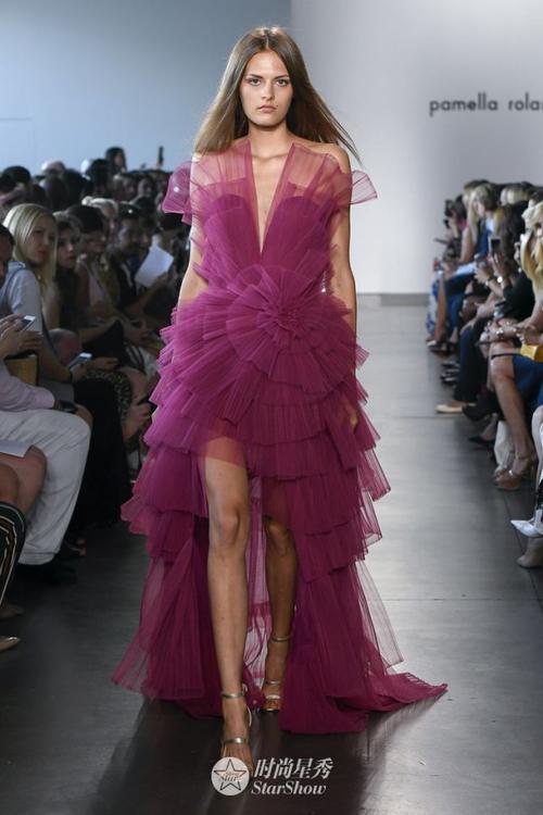 景甜、孟美岐、何穗看秀都能气场全开