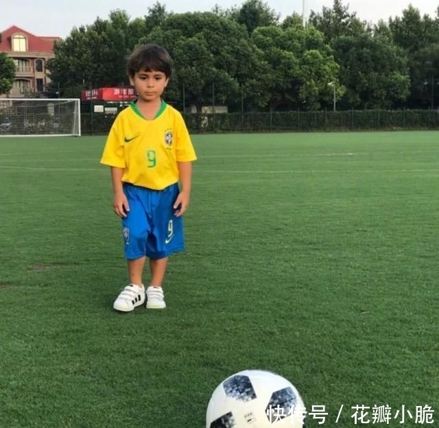 国足首位无血统归化球员离婚5年未再婚!儿子如