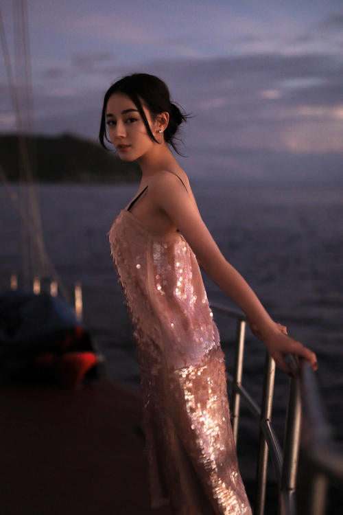 迪丽热巴实力上演旅游穿搭范本,网友:也太美了吧!