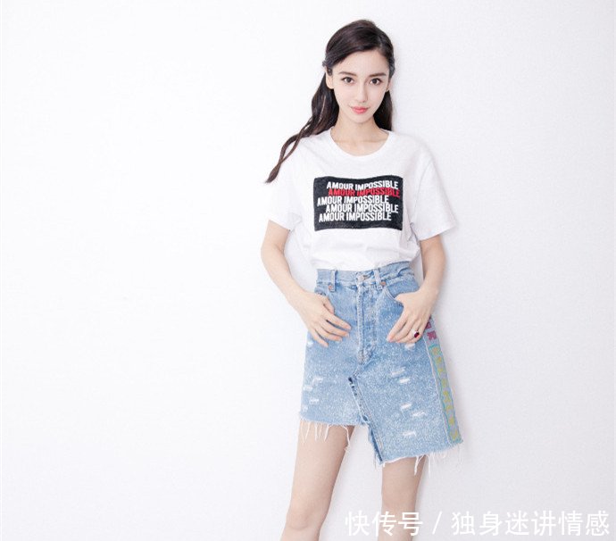 杨颖和林允儿，同穿拖鞋凹造型，网友时髦达人和买菜大嫂的差距