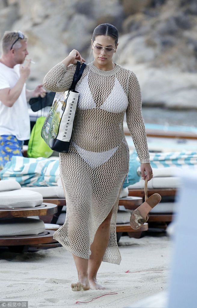 “大码超模”艾什莉穿透视装身材丰腴 与友人海中热聊展傲人上围