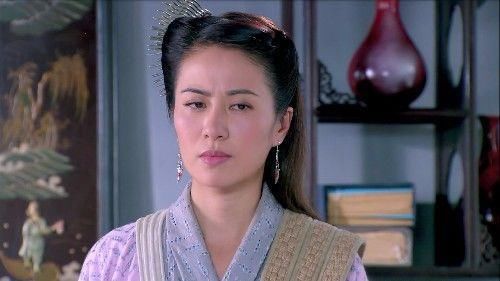 头发上插满细针的古装女子，王艳梦幻、翁虹高贵、而她画蛇添足