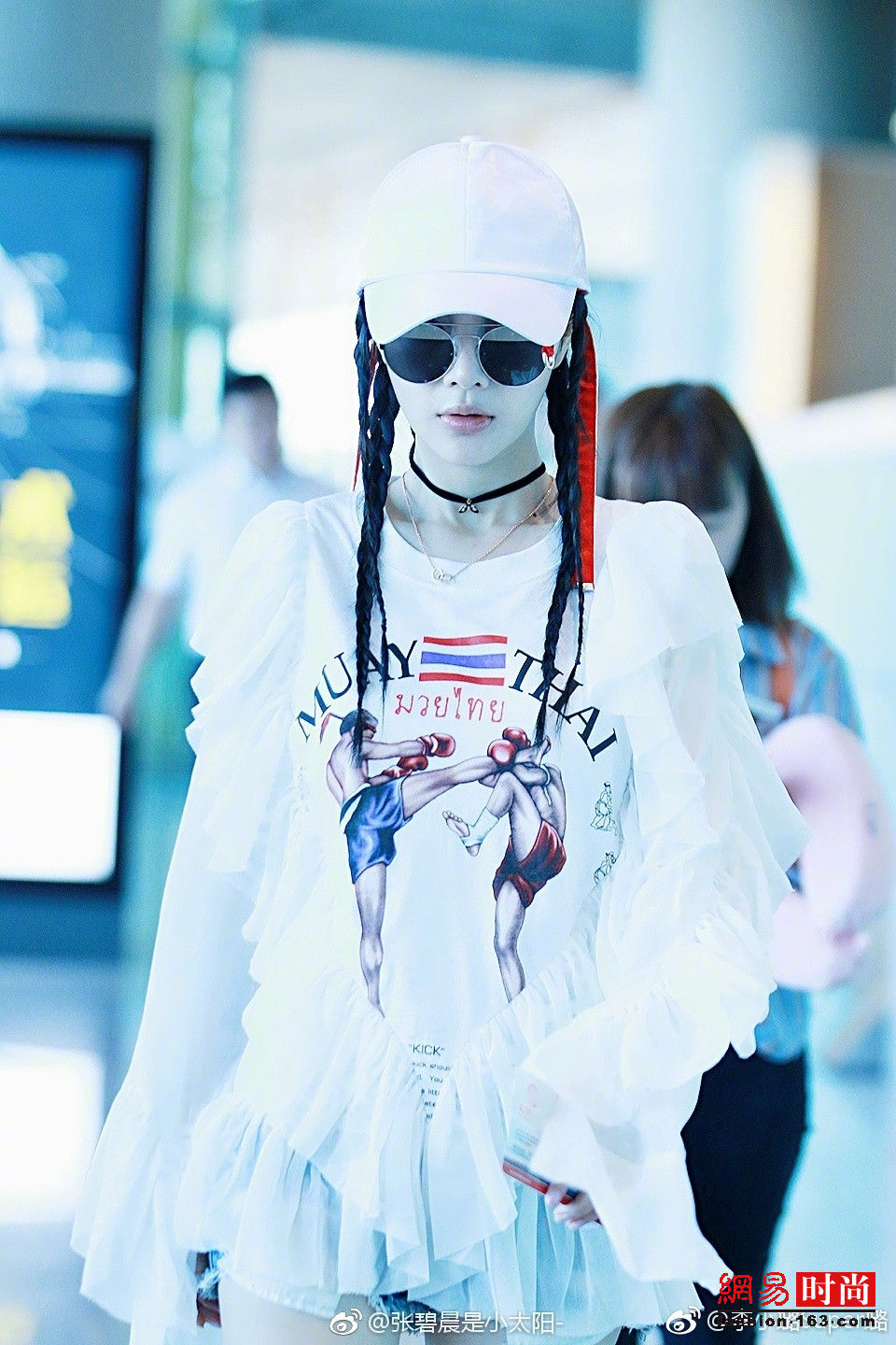 37岁李小璐穿黑色吊带配短裤秀小蛮腰大长腿