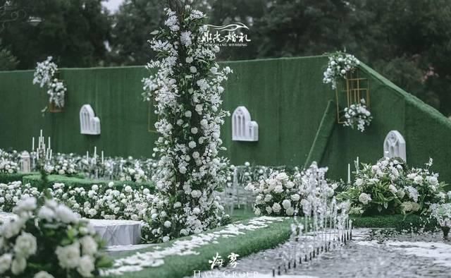  草坪：它是一场温暖与烂漫的室外草坪婚礼