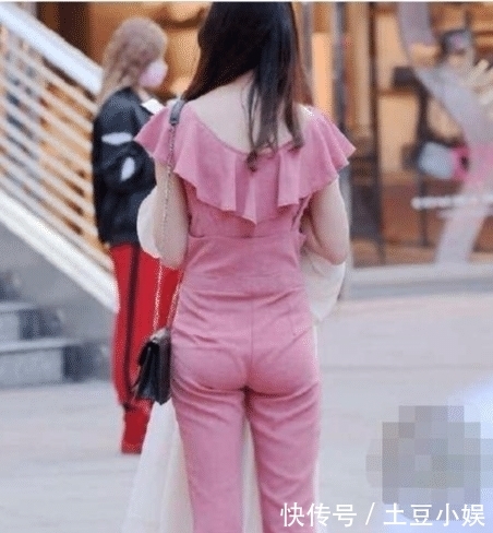 「 连体」身材真好!回头的一瞬间却让人傻眼,街拍:小姐姐穿粉红色连体裤