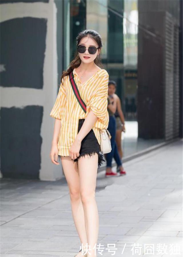 【美女】路人街拍,靓女很有韵味,穿上蓝色的经典牛仔裤,很是性感