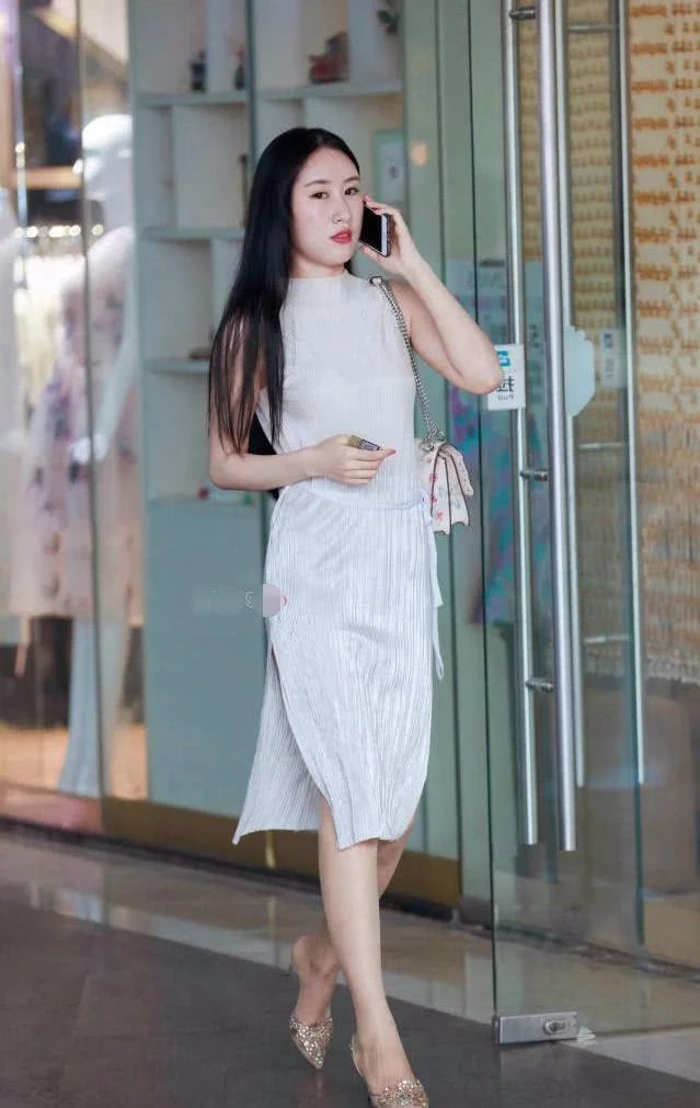 冰肌玉骨丽质天成，凹凸有致的小姐姐，修身穿搭勾勒出迷人的S曲