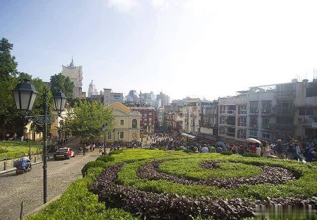 澳门必去地点之一,从大三巴牌坊一路吃到议事