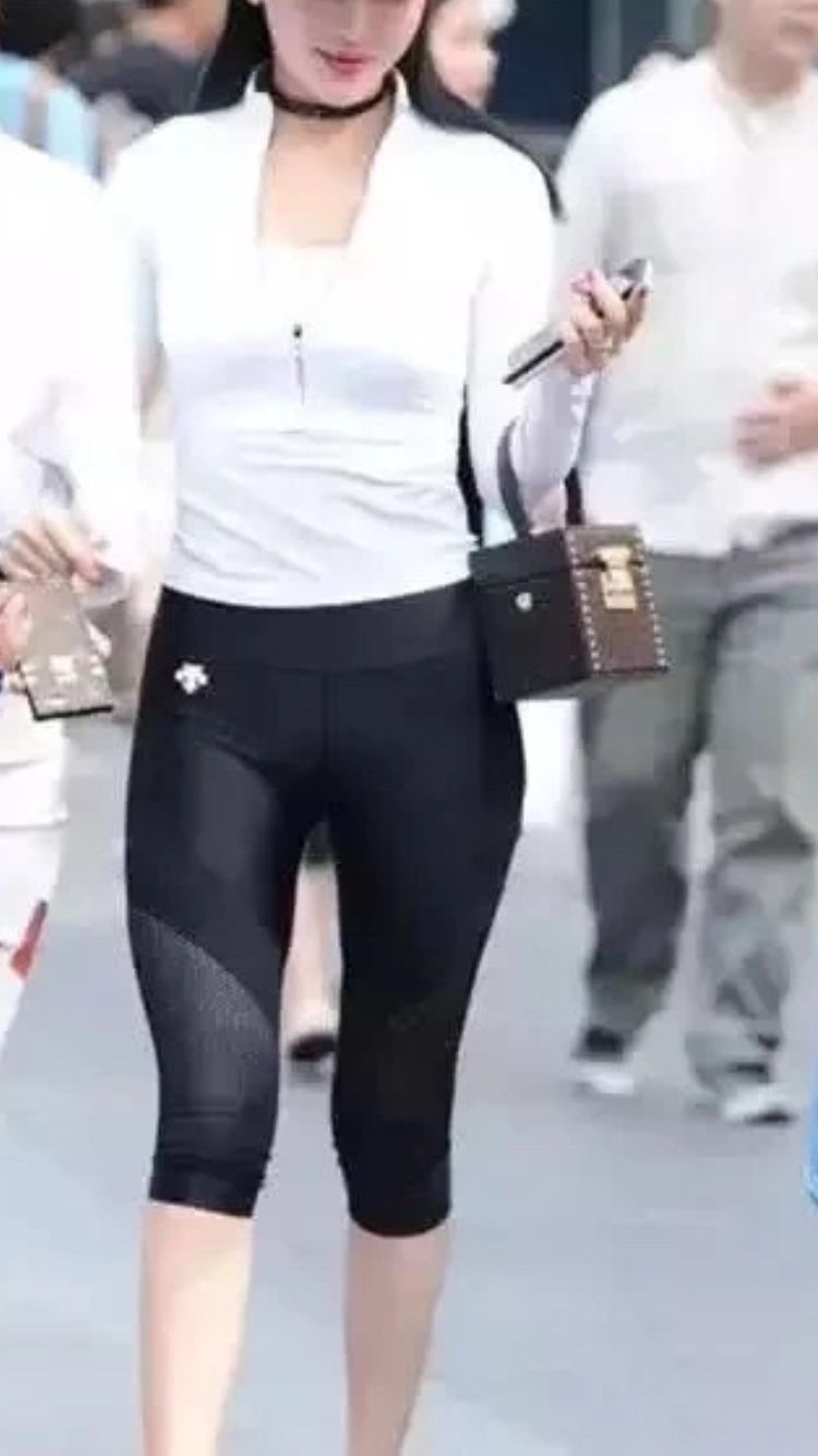 街拍丨穿棒球服的小姐姐，动感活力，紧身裤很燃!