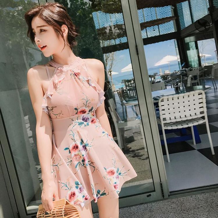 穿着时髦泳衣出去满满的回头率，显高端贵族风范