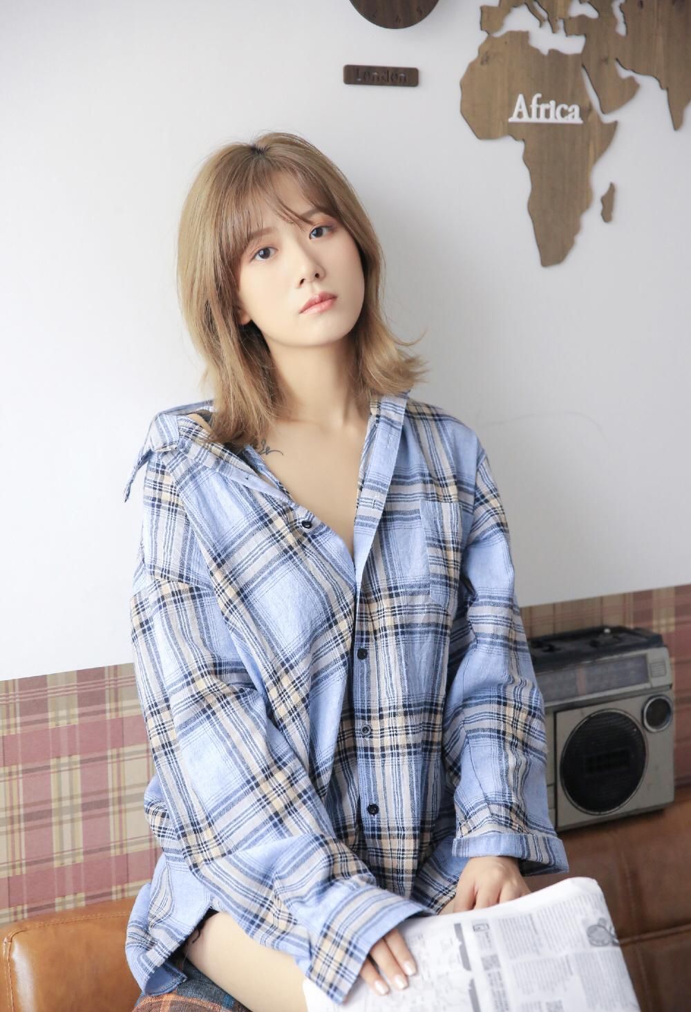 性感衬衣美女低胸大长腿极品写真