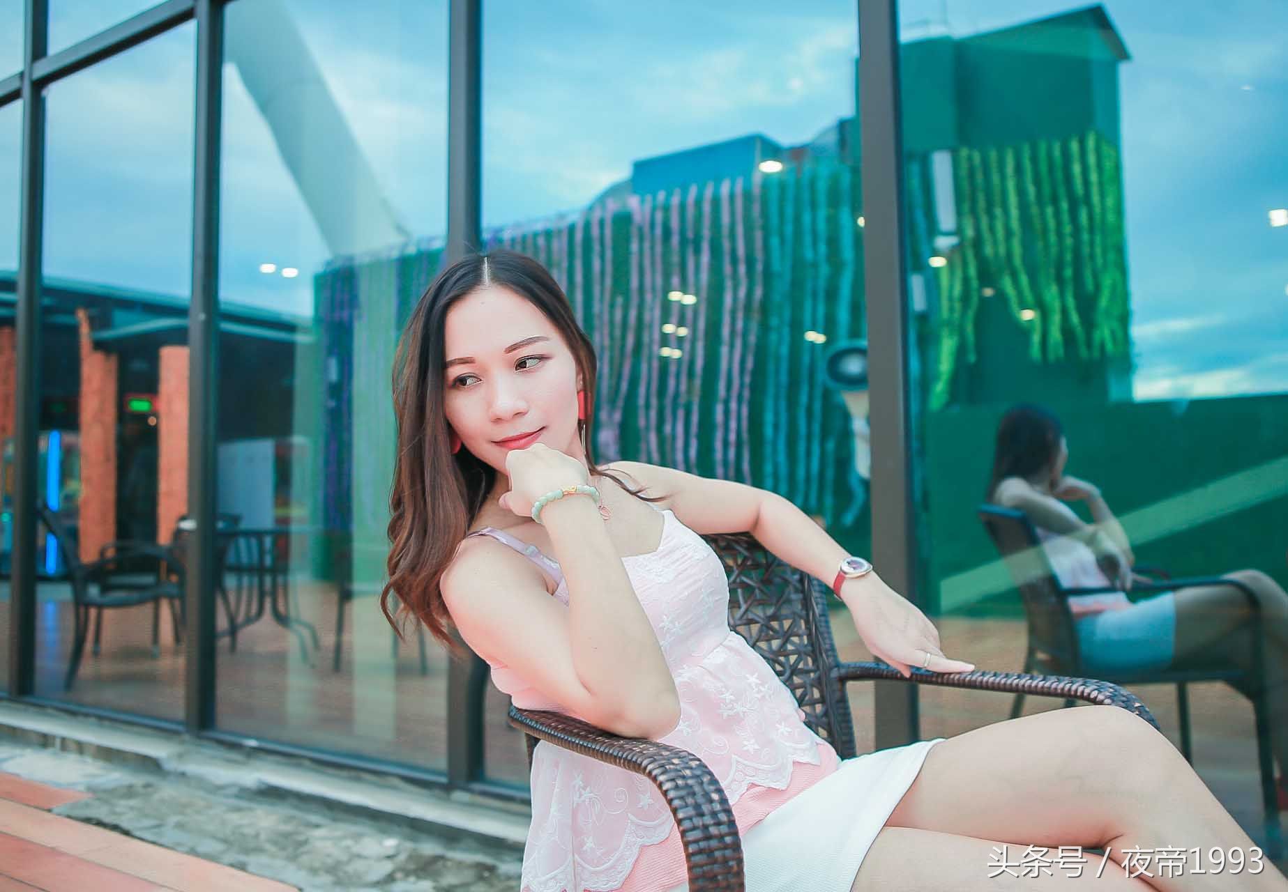 性感少妇穿短裙摆拍 太性感了!