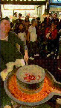  哥们@搞笑GIF同事聚餐，估计这哥们很难走出这个店门口了吧