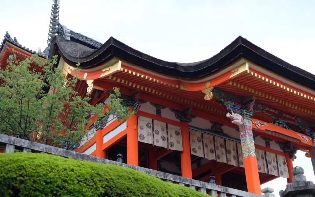 日本清水寺建筑独特，身着和服行走于街巷的女子，成靓丽的风景