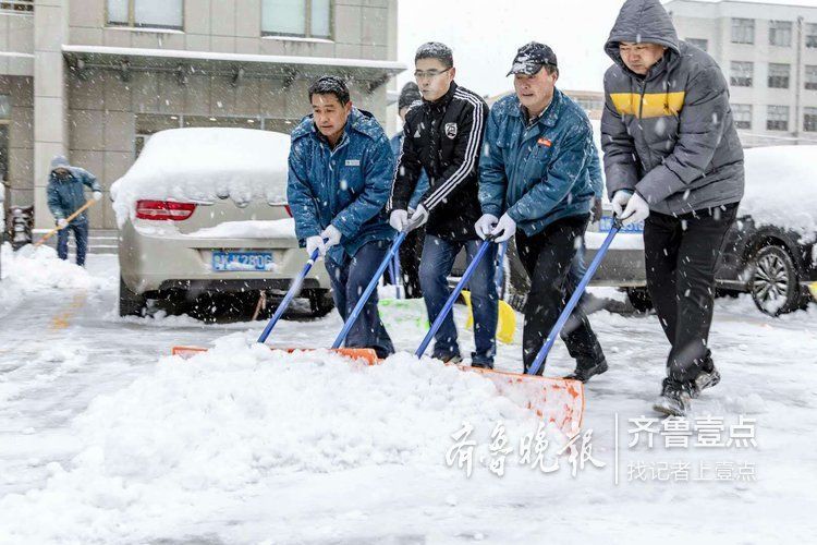 大雪扮靓了文登的夜，也忙坏了扫雪人