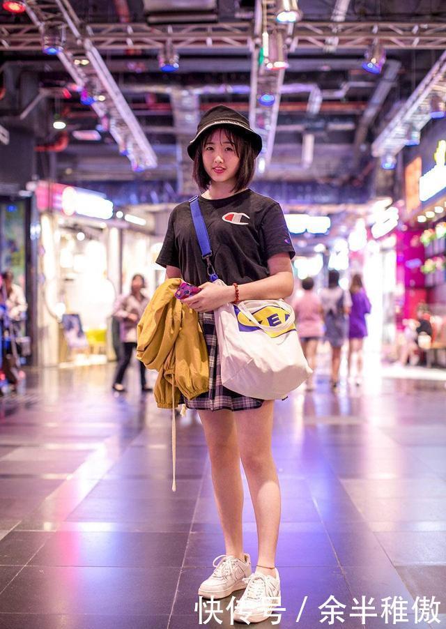 「秀丽」街拍时髦潮人穿搭,不规则长裙甜美又秀丽,连衣裙叠穿层次感丰富