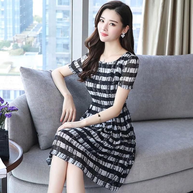 试试这几款新款连衣裙，又美又洋气，70、80后穿干练不失甜美