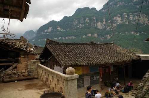 四川古路村：行走在在1000米高的悬崖隧道上，没有任何安全防护