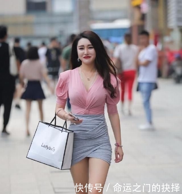  「优雅」时尚街拍成熟的小姐姐一身粉嫩装扮，紧身牛仔裤笔直修长