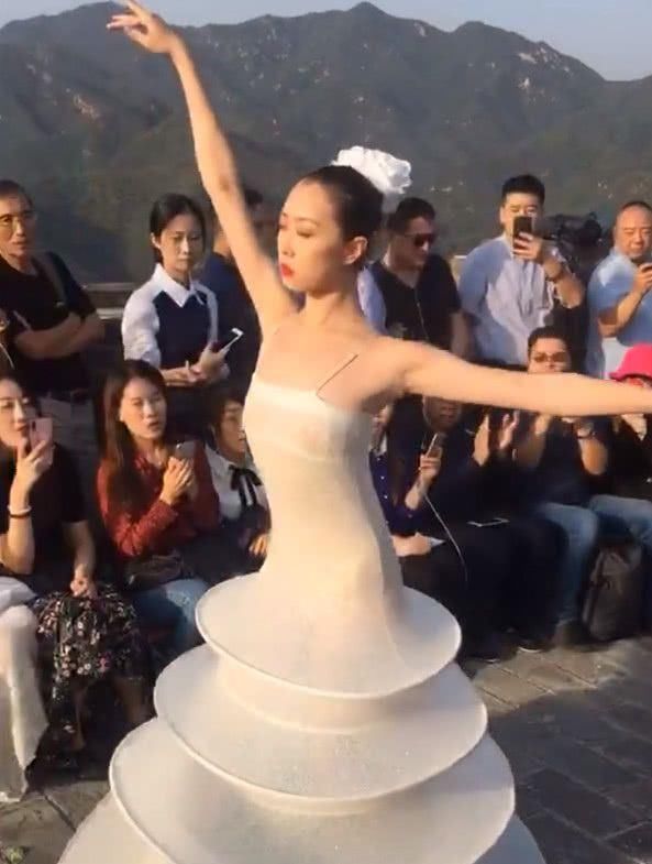 “蚊香式”裙子突然爆火，原谅我不厚道的笑了！