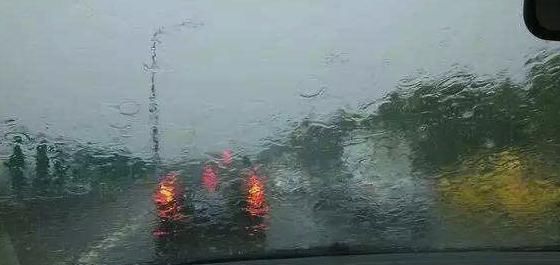  发生■高速遇到大暴雨怎么办，大多数车主都做的不正确，导致发