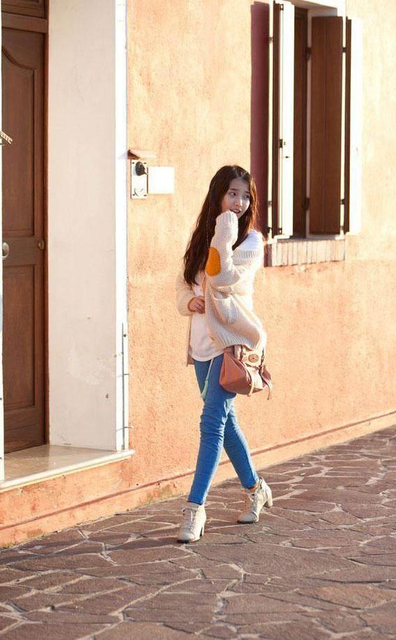 紧身裤让身材高挑有型，怎么穿都显身材，展现纤细的双腿