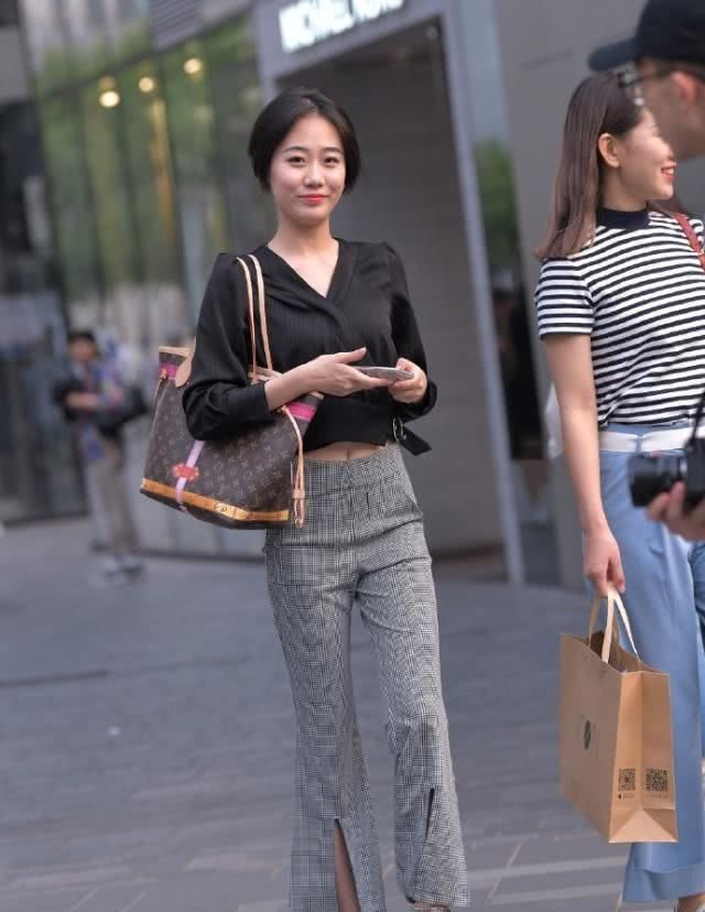 『搭配』简约的风格显十足的优雅风,更加衬托美女靓丽的好身姿
