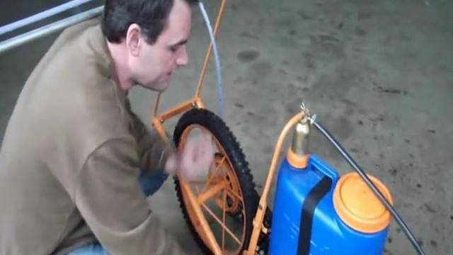 英国四十岁大叔发明自行车喷雾机，不用油和电，成本100块钱