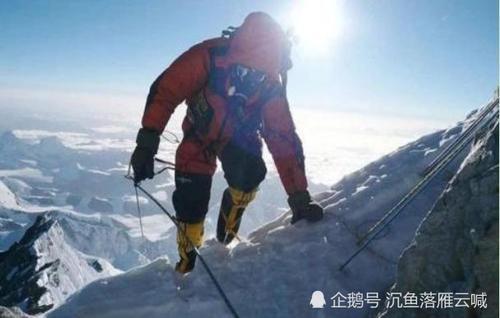 在攀登珠穆朗玛峰时，同伴不小心摔倒了，千万不能扶