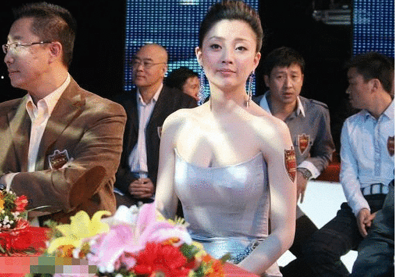 『郝蕾』他娶过郝蕾,爱上王珞丹,和殷桃传绯闻,现在和她成为夫妻