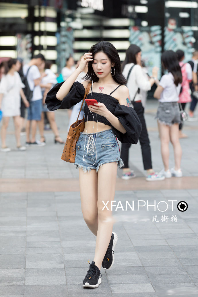 街拍重庆:几套时尚的穿衣搭配，让你美的更加有韵味!