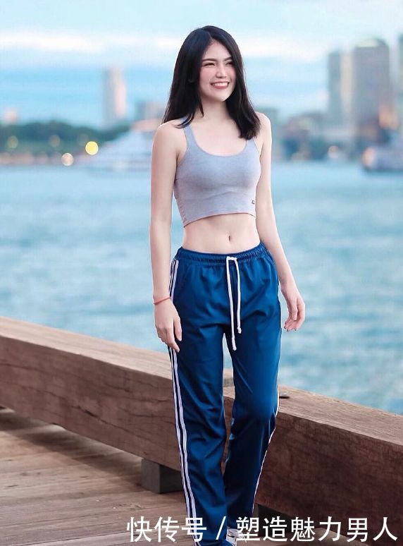 街拍：好身材怎么穿都好看，自信的女人连微笑都很美