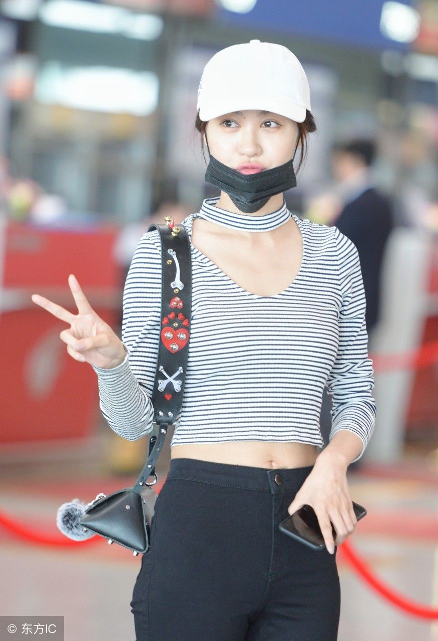 李菲儿现身机场，全身就只穿了件露脐装，网友:这腿真服了