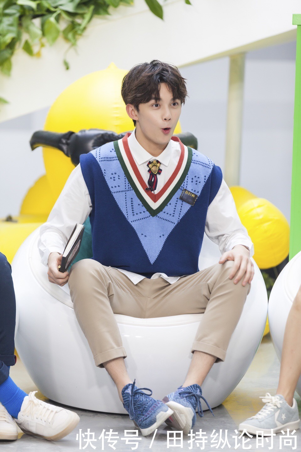 吴磊条纹卫衣配短裤,的现场喝汤被粉丝调侃:勺