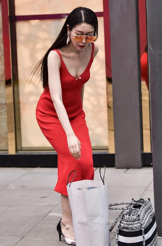 美女好身材“不讲理”，身穿上紧下松连衣裙，俯身的姿态更迷人！