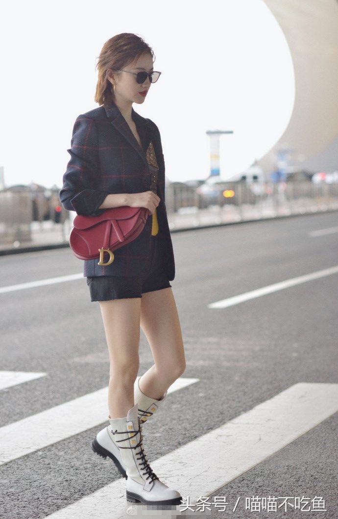 景甜穿短裤长靴大秀美腿，网友:天气热，不怕脚丫出汗的吗!