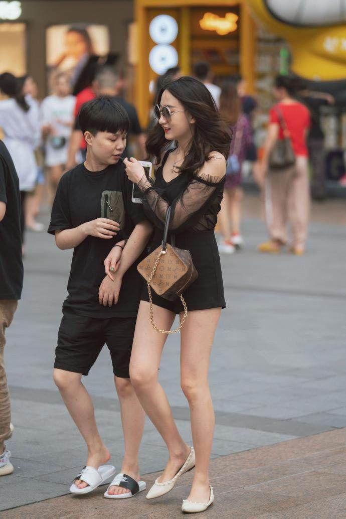 广东街拍: 透视装尽显诱惑, 雪白肌肤一览无遗