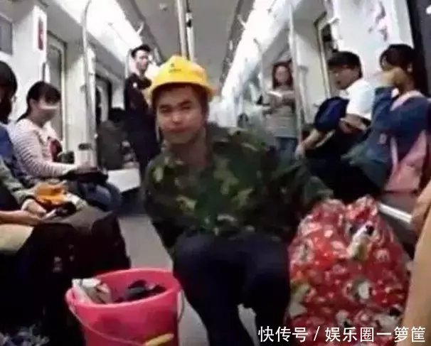 农民工穿工装坐地铁遭女子嫌弃，接下来的一幕让人不淡定！