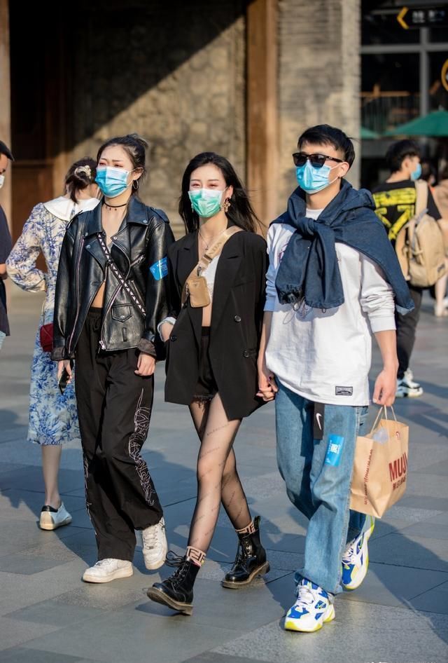【春天】春天出门没裤子穿怎么办?别着急,巴黎世家印花黑丝拯救你