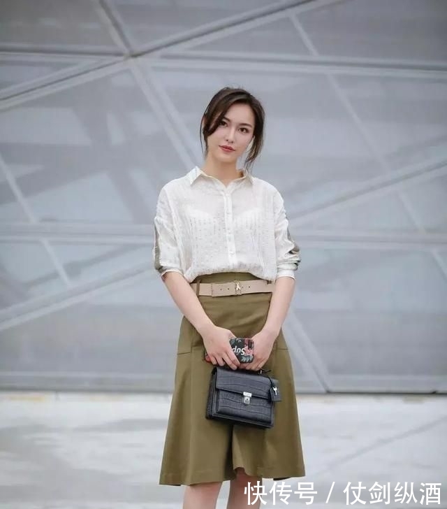 天使:街拍,她有着天使般美丽面孔,衣着大方让人感受到最自然的美
