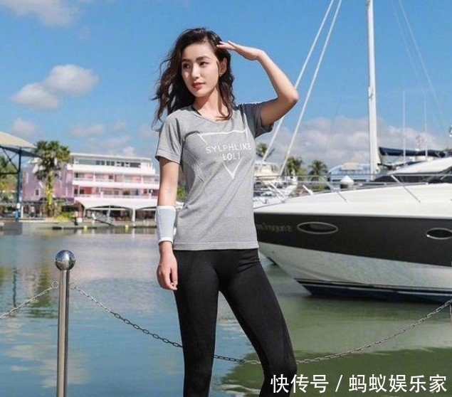 美女:街拍:百搭匀称的紧身打底裤美女,突显气质更加时尚百搭特别好看