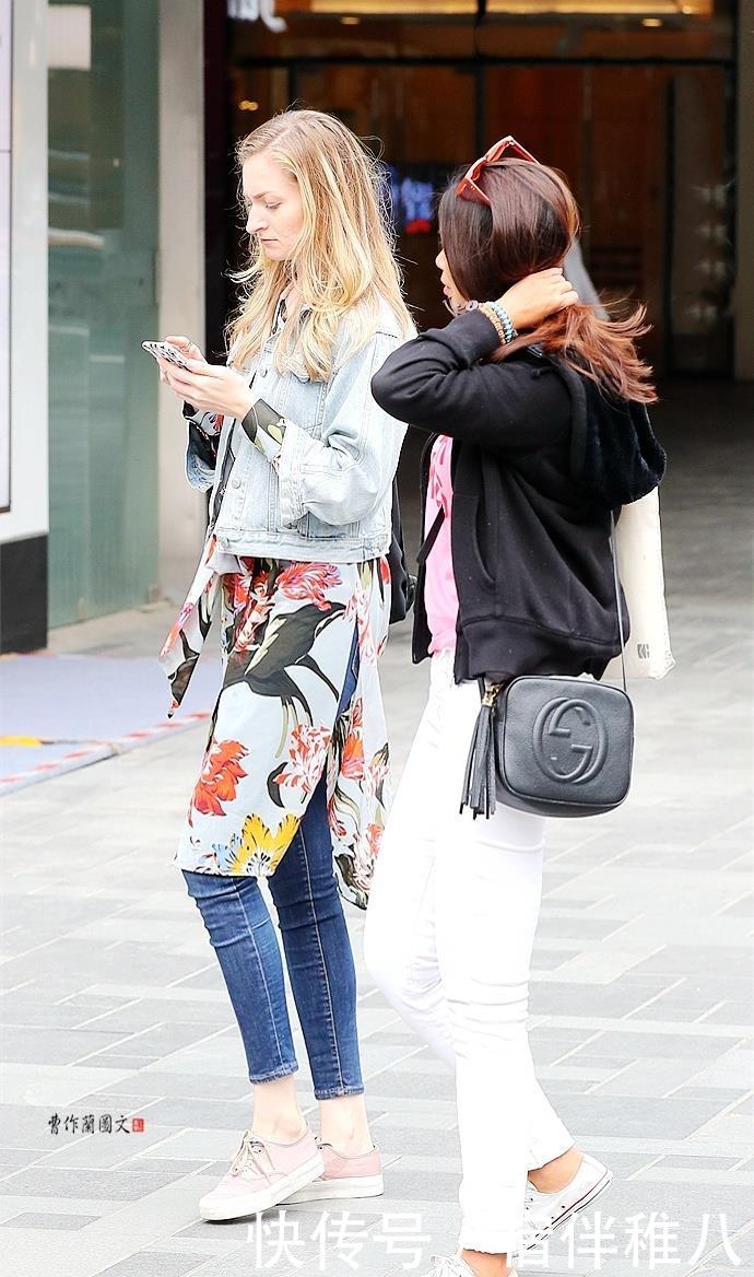 「乍暖还寒」街拍:乍暖还寒,美女爱叠穿