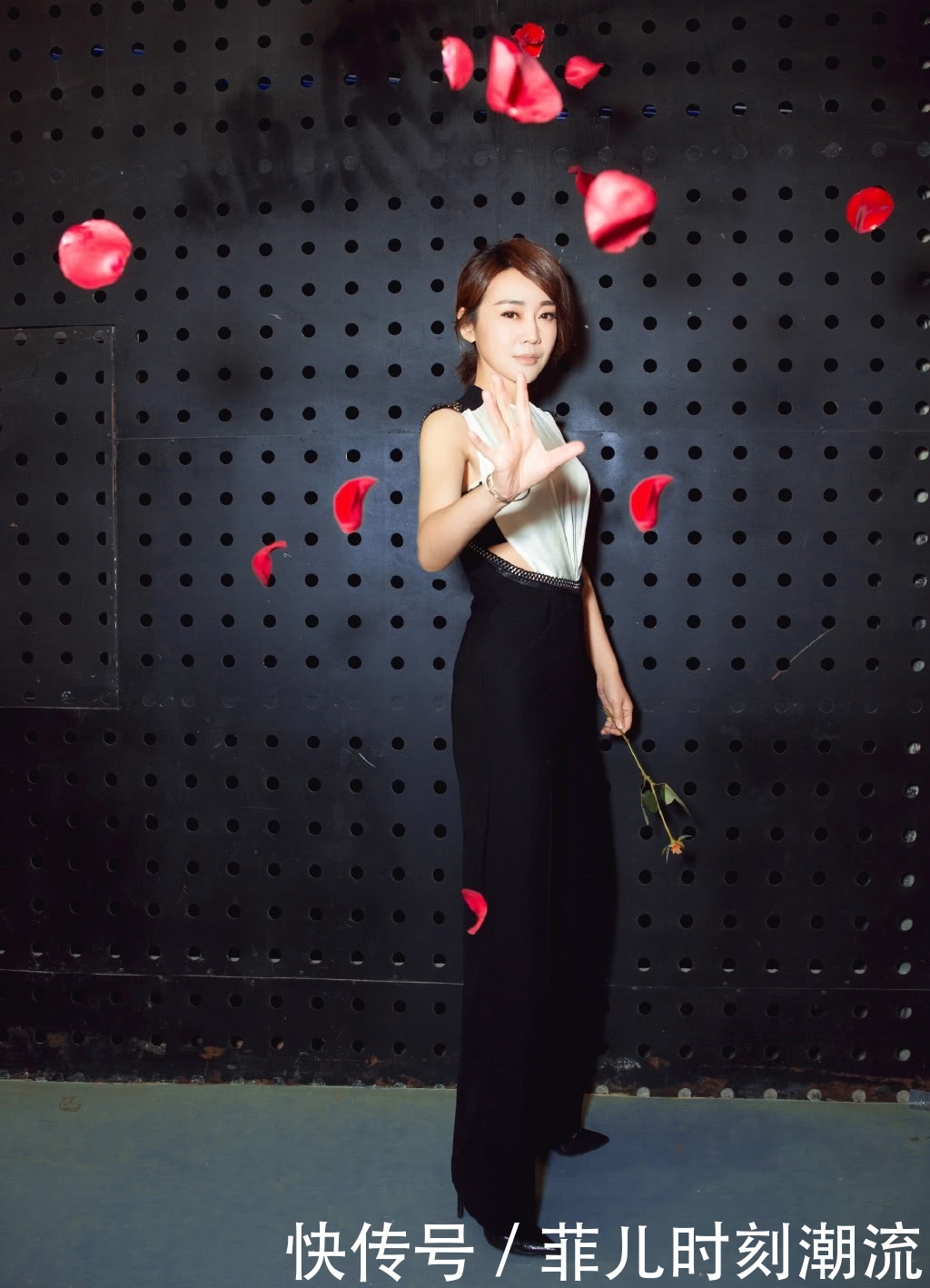 闫妮穿黑色连衣裙优雅动人，肩带勒的好紧，网友：看着都呼吸困难